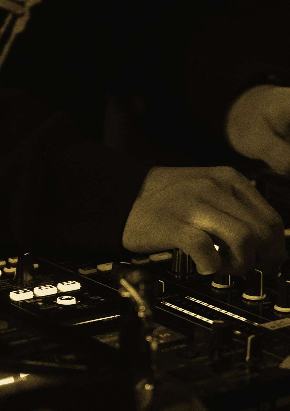 DJ mikserinin düğmelerini çeviren el, yakın plan