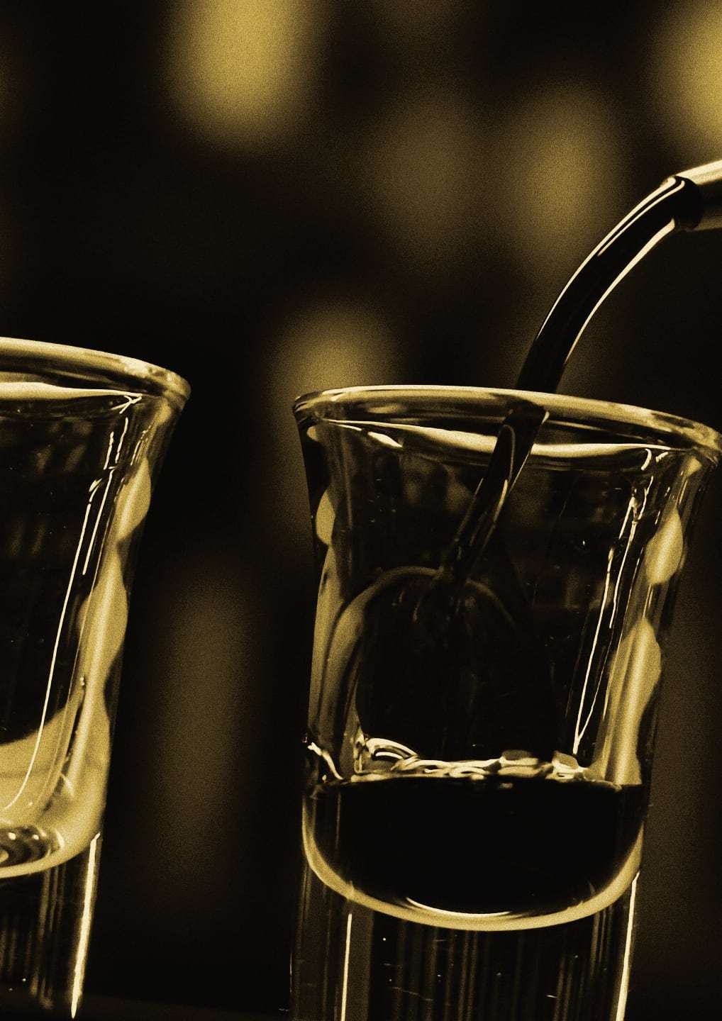 Shot bardaklarına likör dökülüyor